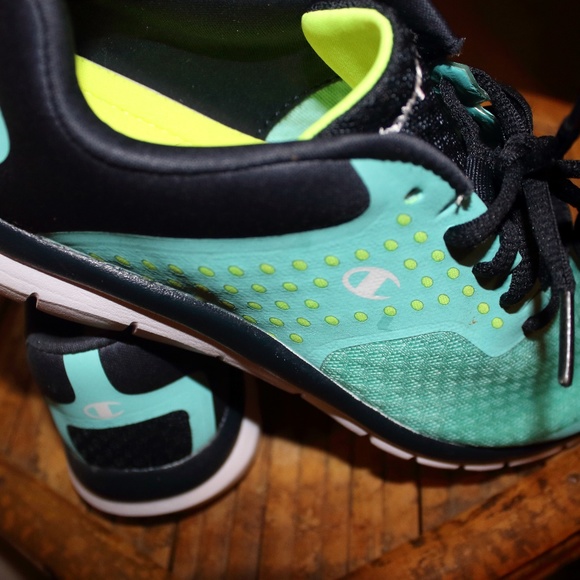CHAMPION Other - EUC GIRLS CHAMPION GYM SHOES (2.5)